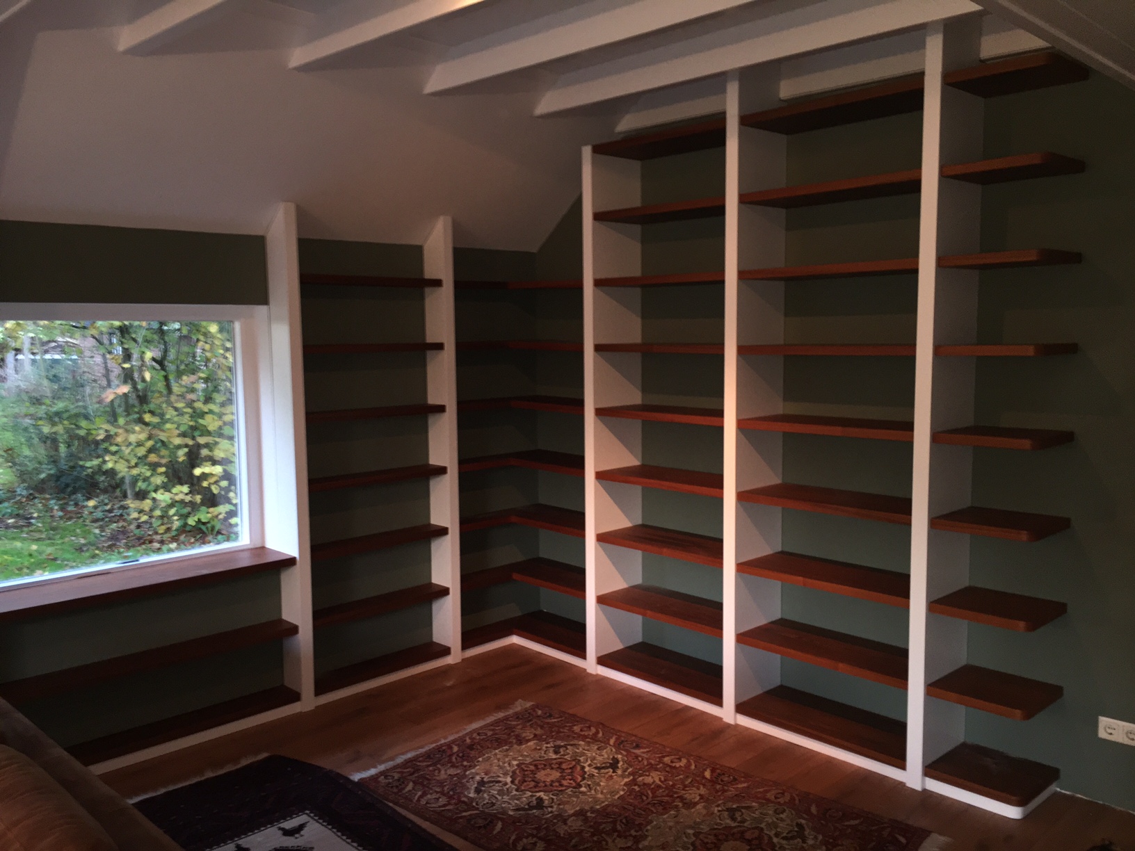 Boekenkast met Mdf staanders en teak legplankenZaal Meubelfabriek Boekenkast met Mdf staanders en teak legplankenZaal Meubelfabriek